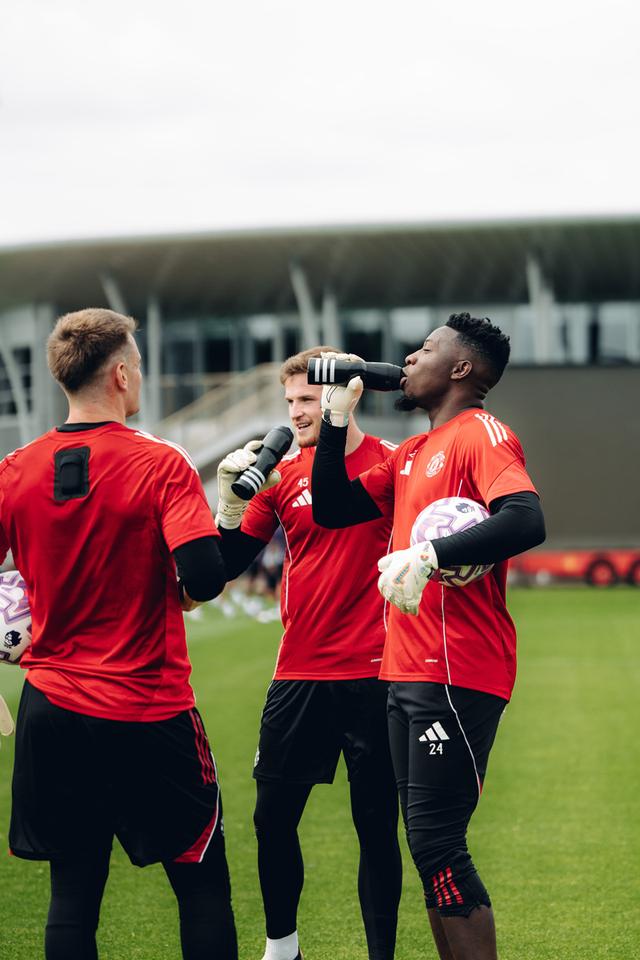 关键时刻社区盾焦点战，曼联手感冰凉，媒体盛赞，身体对抗强度拉满