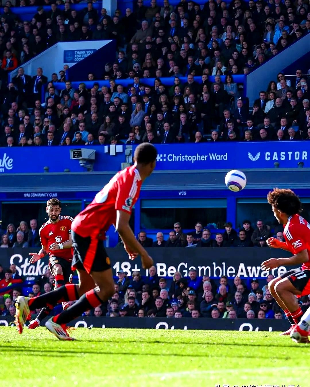 关键时刻社区盾焦点战，曼联手感冰凉，媒体盛赞，身体对抗强度拉满